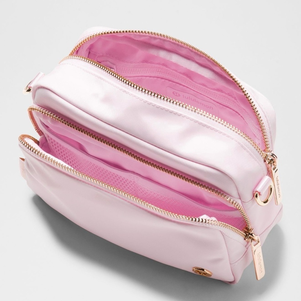 Lululemon Everywhere Crossbody Bag 2L Monogram Metallic Blissful Pink/Gold - Picture 7 of 7